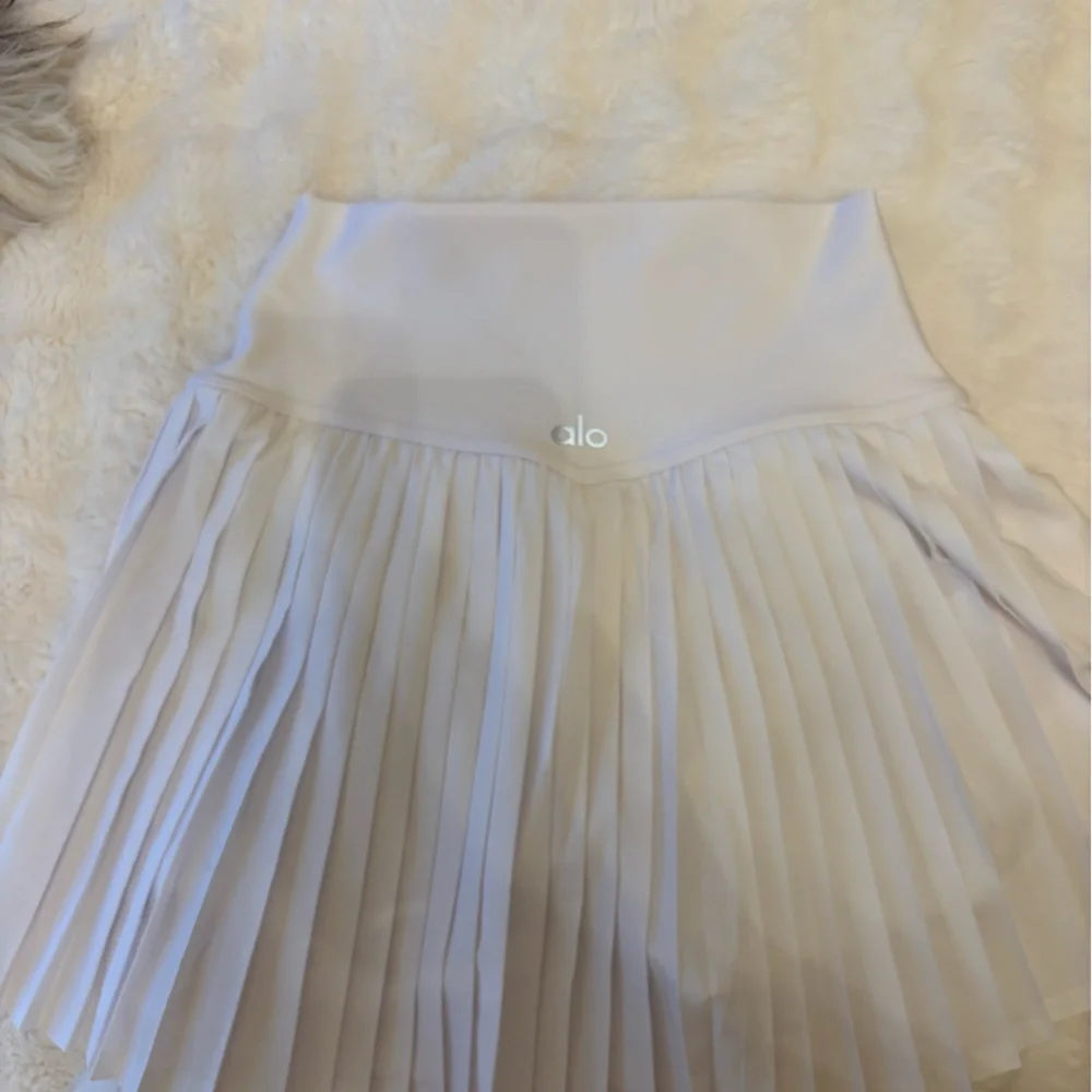 an alo skirt color white size xxs